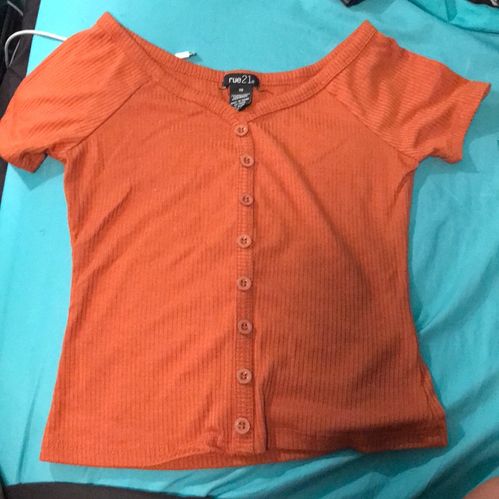 a crop top (brown)
